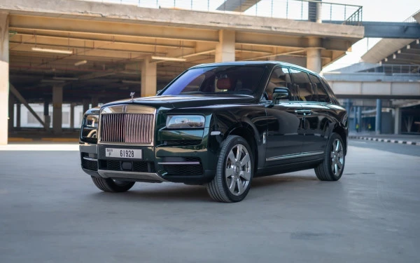 Green Rolls Royce Cullinan, 2021